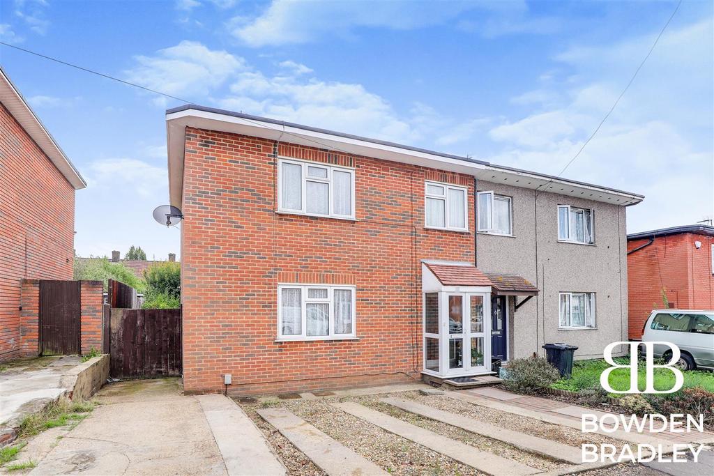 Brocket Way, Chigwell 3 bed semidetached house £425,000