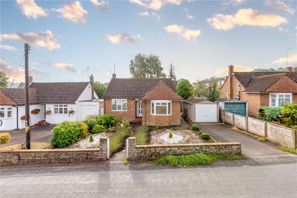 Darrs Lane, Northchurch, Berkhamsted, Hertfordshire 2 bed bungalow to rent £1,650 pcm (£381 pw)