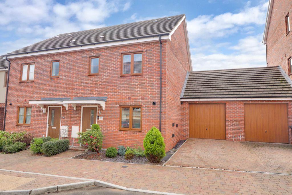 Pegg's Way, Basingstoke RG24 9FX 3 bed end of terrace house £400,000