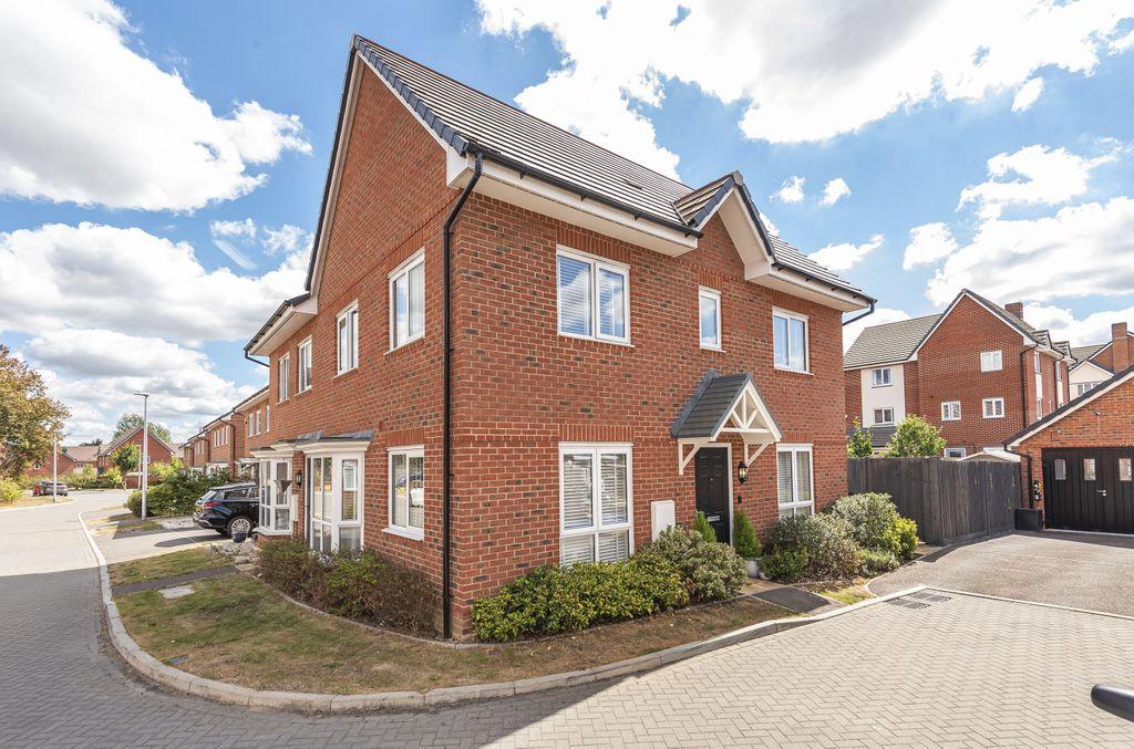 Peartree Walk, Spencers Wood, Reading RG7 1TQ 3 bed semidetached house