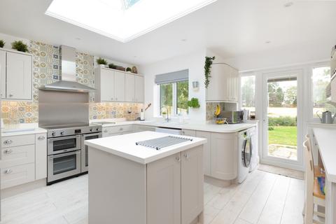 2 Chislett Close, Sellindge, Ashford, TN25 6HW