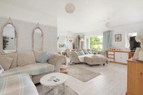 2 Chislett Close, Sellindge, Ashford, TN25 6HW