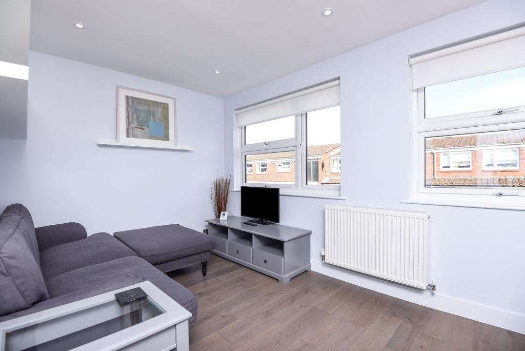 Larch Close Balham SW12 1 bed flat £1,600 pcm (£369 pw)