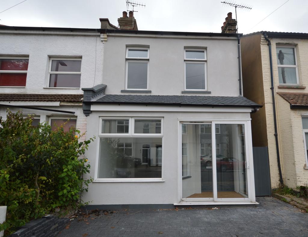 North Avenue, SouthendOnSea, SS2 3 bed end of terrace house £380,000