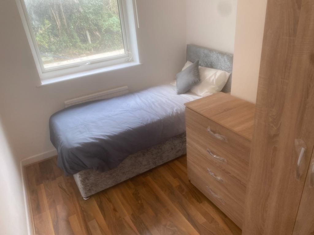 Whiteways Grove, Sheffield, S4 1 bed in a house share £450 pcm (£104 pw)