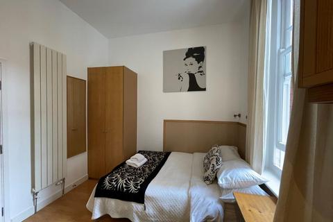 Studio to rent, Fulham Palace Road, Hammersmith, London W6