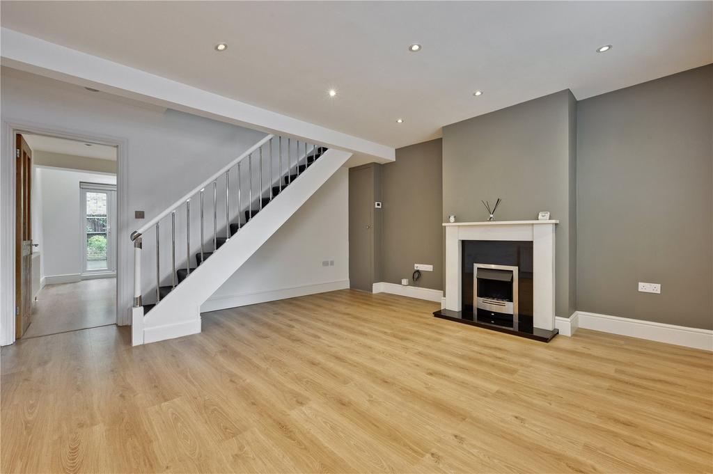 Melrose Road, Weybridge, Surrey, KT13 2 bed property £2,250 pcm (£519 pw)
