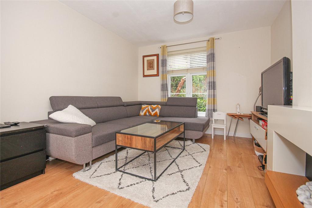 Knightsfield, Welwyn Garden City... 3 bed semidetached house £475,000