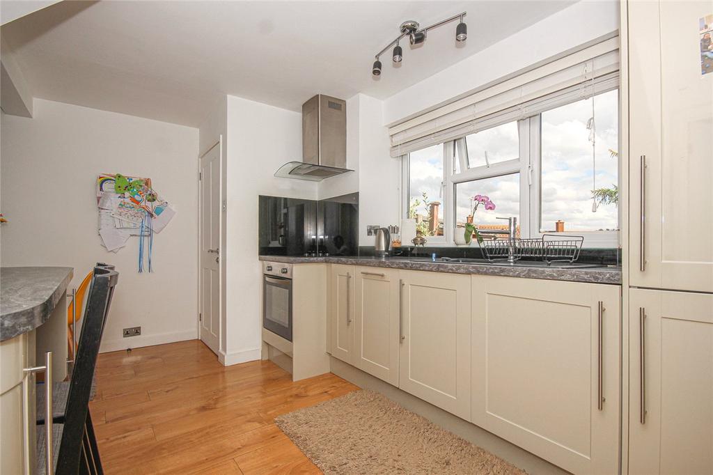 Knightsfield, Welwyn Garden City... 3 bed semidetached house £475,000
