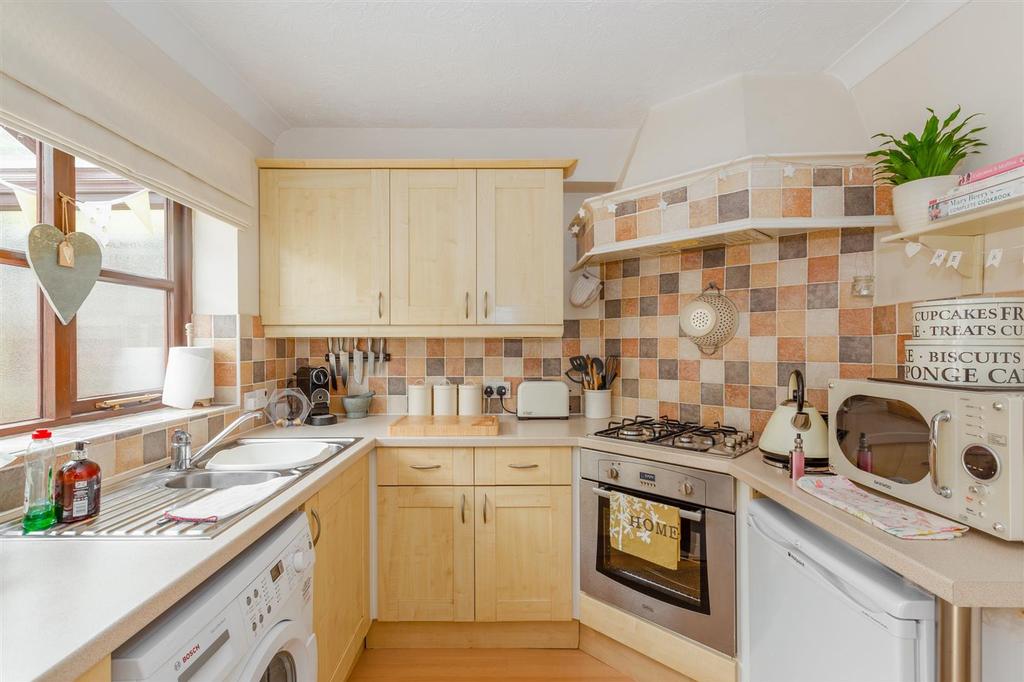 Avranches Avenue, Crediton, EX17 2 bed semidetached house £237,500