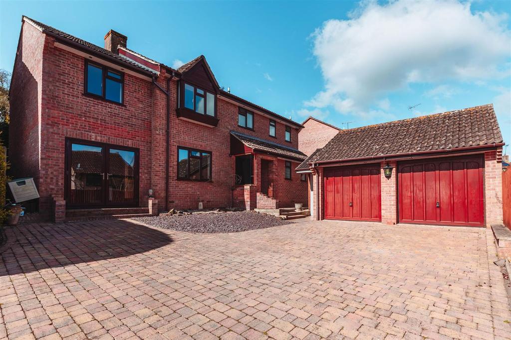 Westernlea, Crediton, EX17 4 bed detached house £495,000