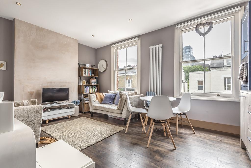 Disraeli Road Putney SW15 2 bed flat £1,900 pcm (£438 pw)