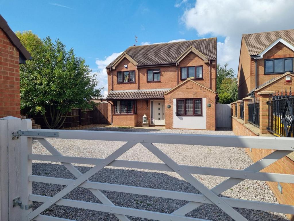 Park View, Moulton, Northampton NN3 7TP 4 bed detached house £700,000