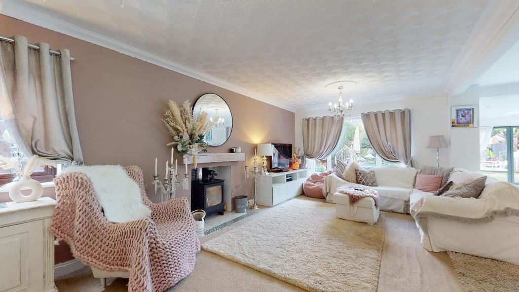 Park View, Moulton, Northampton NN3 7TP 4 bed detached house £700,000