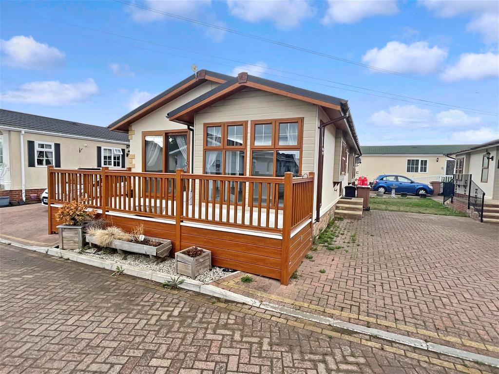 The Oaks, Battlesbridge, Wickford, Essex 2 bed park home for sale £