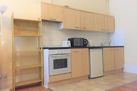 Studio to rent, Kelvin Drive, West End, Glasgow, G20