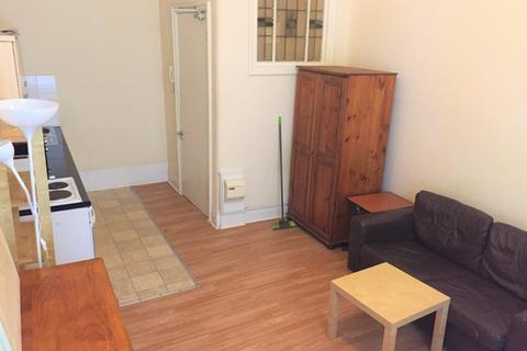 Studio to rent, Kelvin Drive, West End, Glasgow, G20