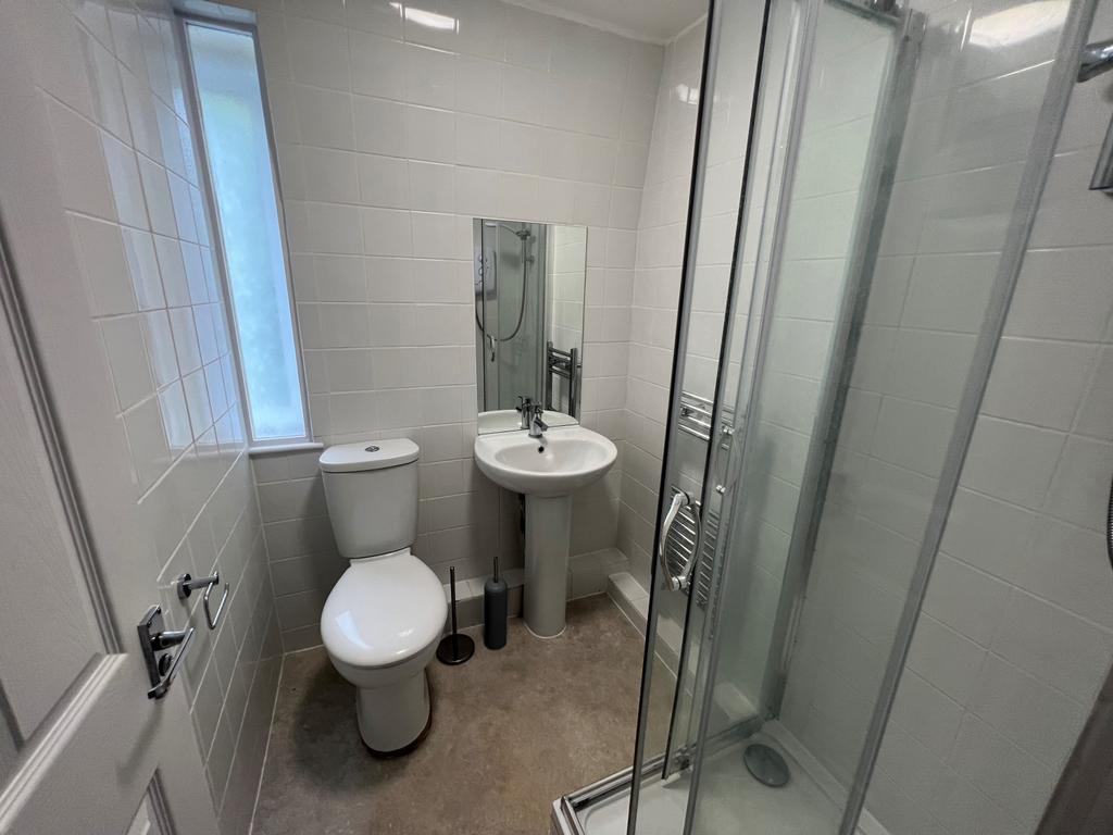 38 Spring Rise SHOWER ROOM NEW