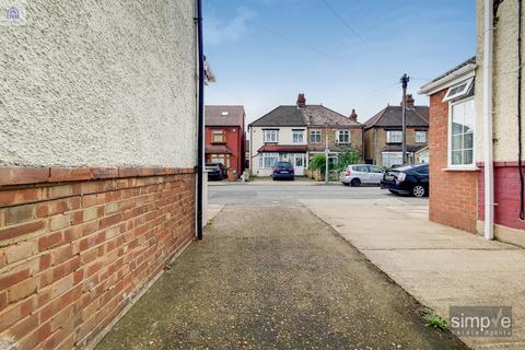 3 bedroom semi-detached house for sale - Keith Road, Hayes, UB3