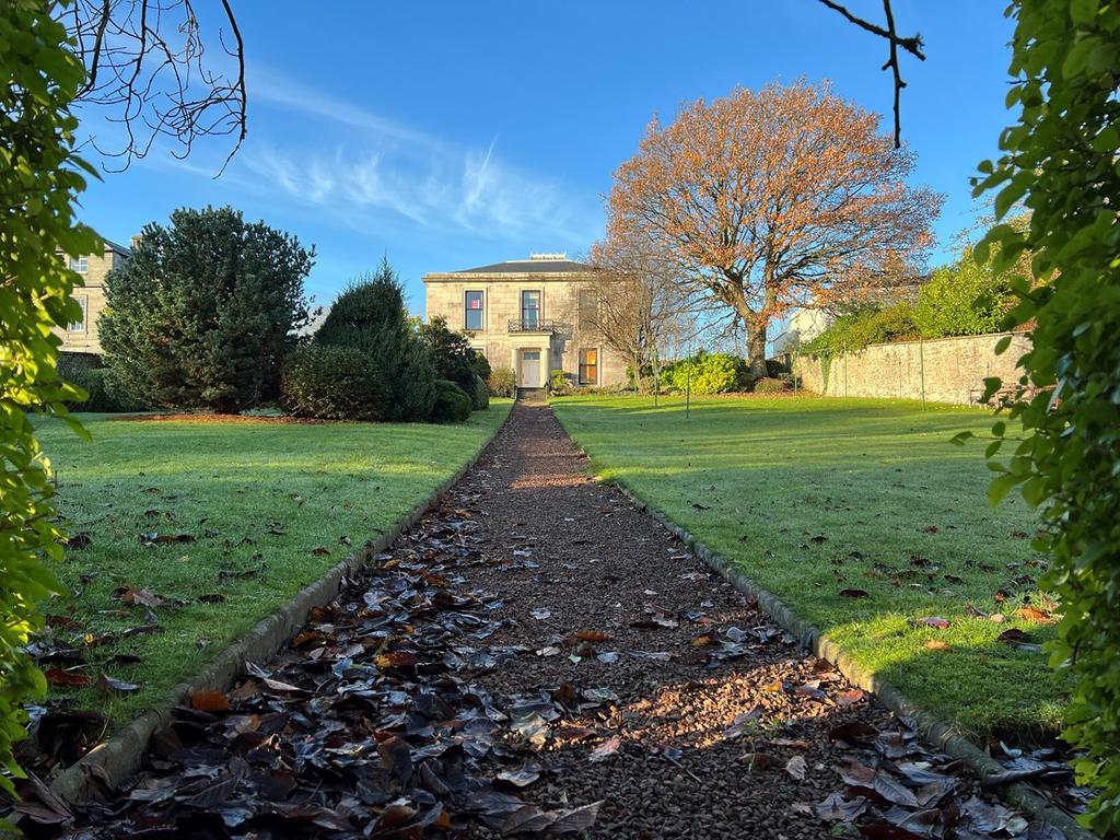 9 St Leonard's Bank, Perth, PH2 2 bed flat £169,950