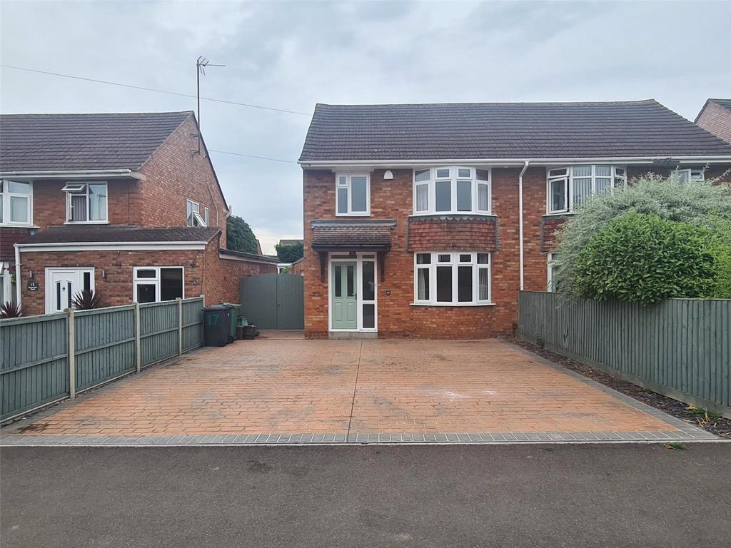 Simmonds Road, Hucclecote... 3 bed semidetached house £1,300 pcm (£