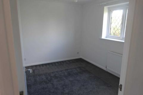 2 bedroom flat to rent, Satinwood Close, Middleton On Sea