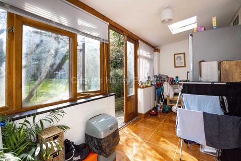 3 bedroom house for sale - Winchmore Hill Road, Southgate, London, N14