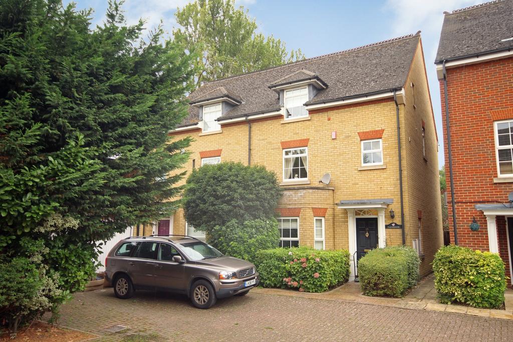 Carlisle Close, Pinner, HA5 4 bed semidetached house for sale £875,000
