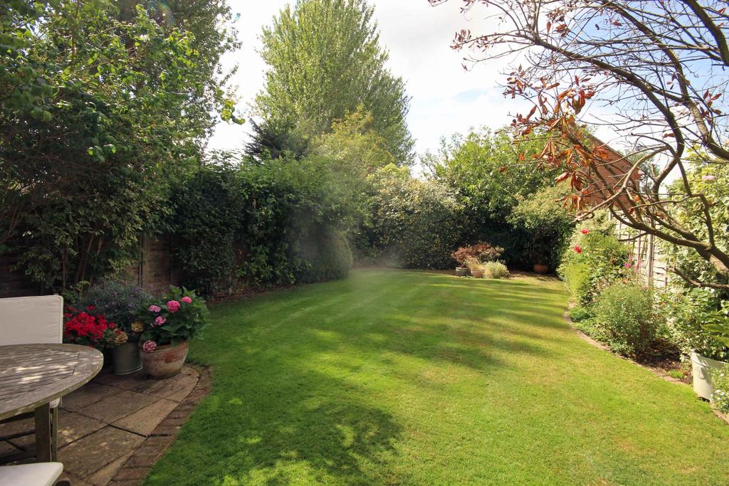 Carlisle Close, Pinner, HA5 4 bed semidetached house for sale £875,000