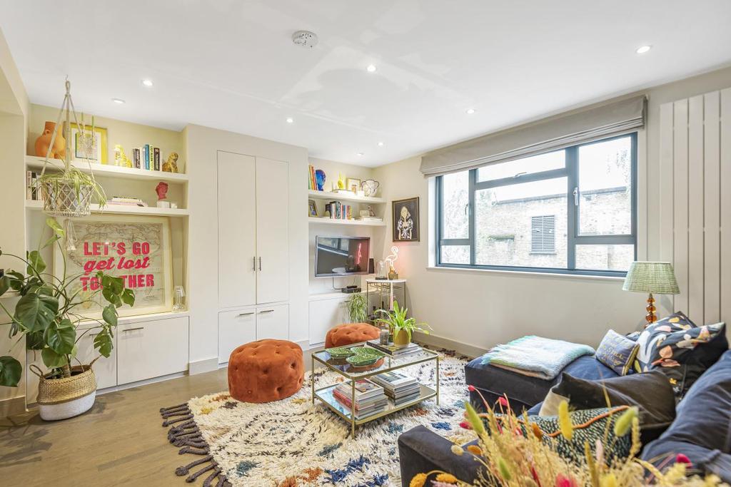 Venn Street, Clapham 2 bed flat for sale £650,000