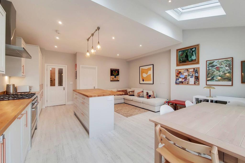 Rokesly Avenue, Crouch End, London, N8 4 bed terraced house £7,583
