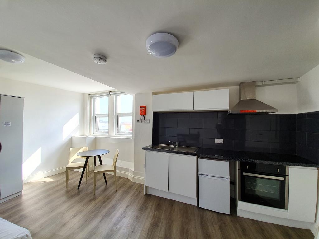 Warspite Road Studio 13 LONDON SE185PG Studio £900 pcm (£208 pw)