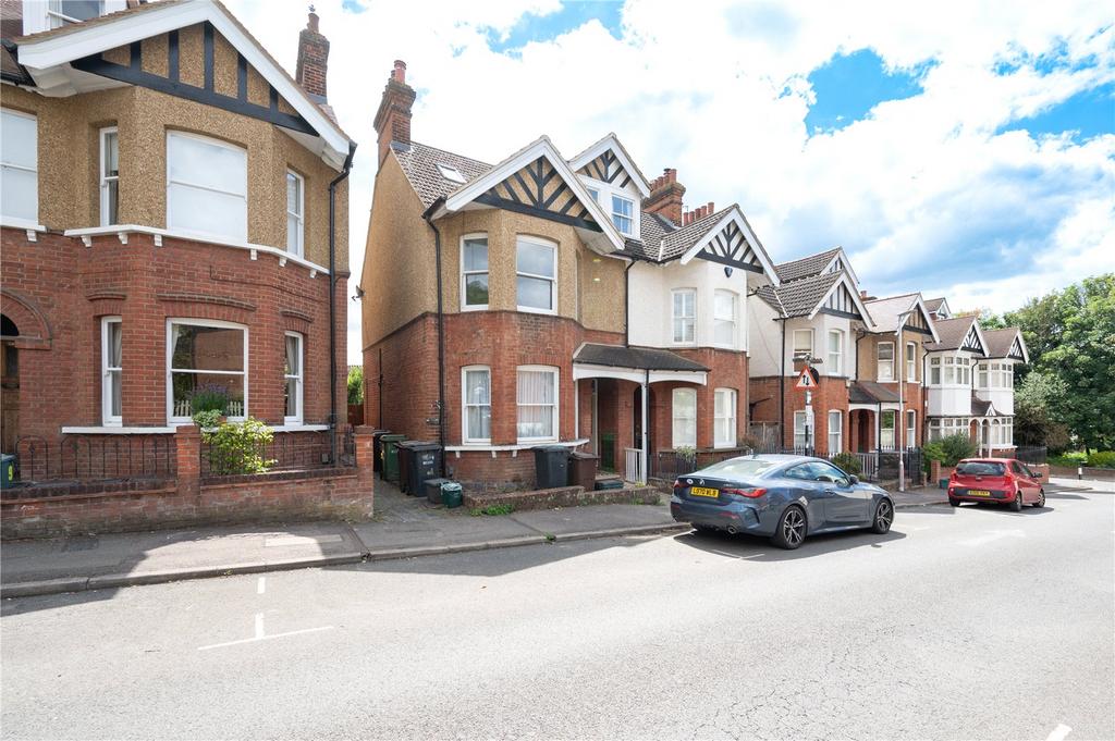 Britton Avenue, St. Albans... 3 bed £2,000 pcm (£462 pw)