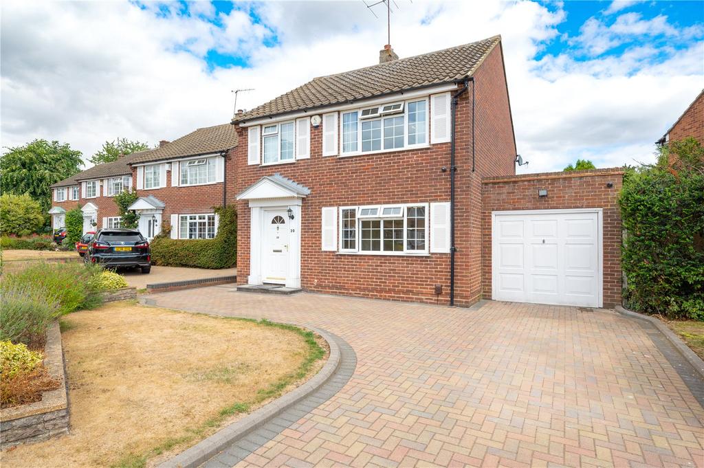 Farringford Close, St. Albans... 3 bed detached house £2,500 pcm (£