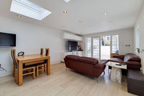 5 bedroom terraced house to rent - Cloister Road, Barnet, London, NW2