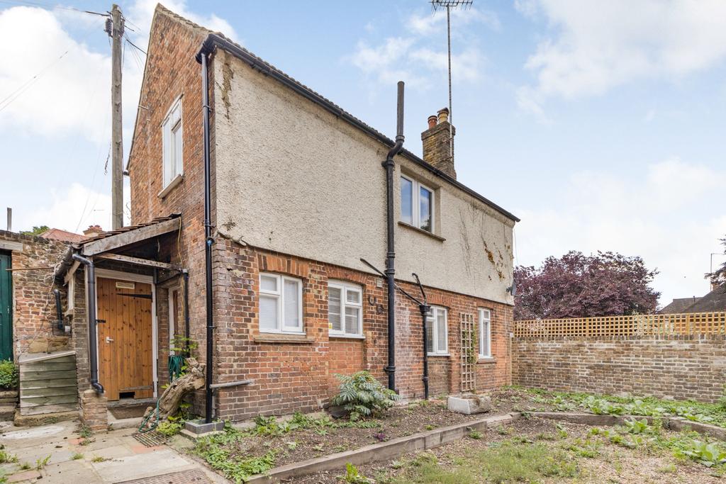 Uxbridge Road, Rickmansworth, WD3 2 bed detached house £425,000