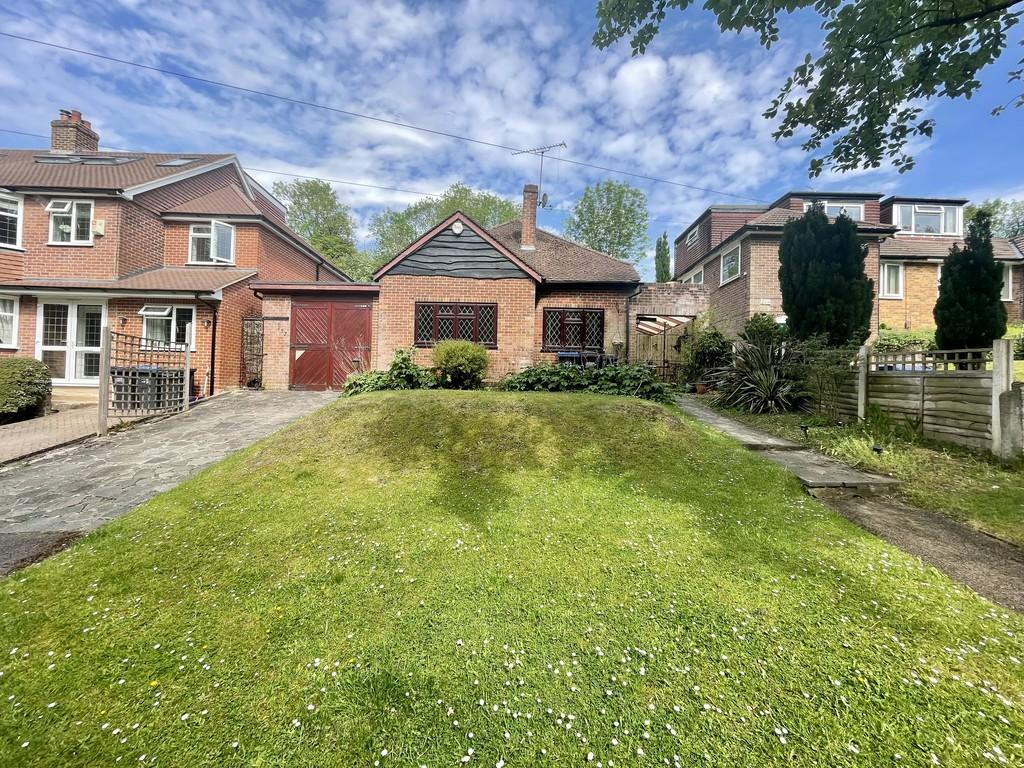 Caterham Drive, Coulsdon 3 bed detached bungalow £2,450 pcm (£565 pw)