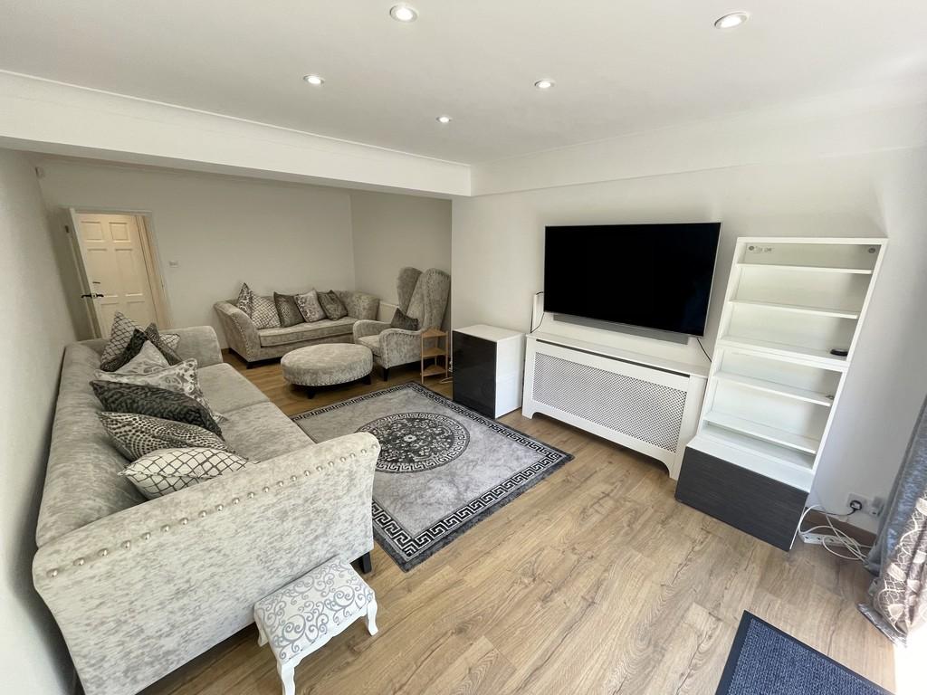 Caterham Drive, Coulsdon 3 bed detached bungalow £2,450 pcm (£565 pw)