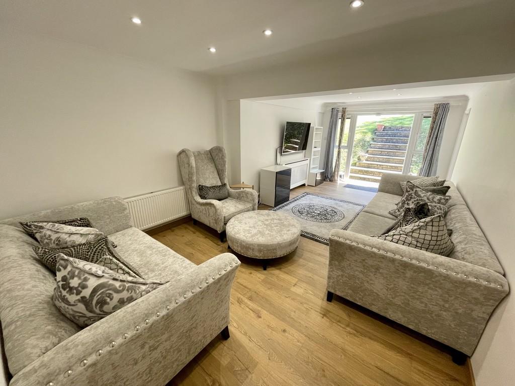 Caterham Drive, Coulsdon 3 bed detached bungalow £2,450 pcm (£565 pw)
