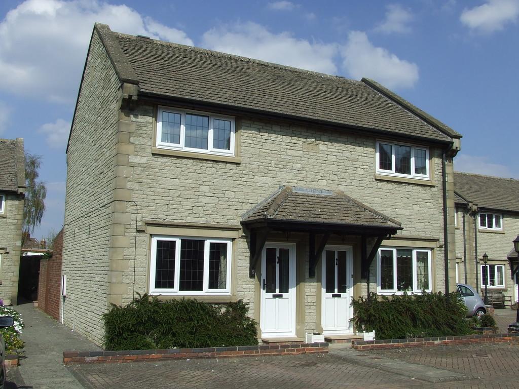 Canons Court, Melksham 2 bed semidetached house £825 pcm (£190 pw)