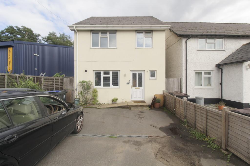 Oyster Lane, Byfleet 3 bed detached house £1,600 pcm (£369 pw)