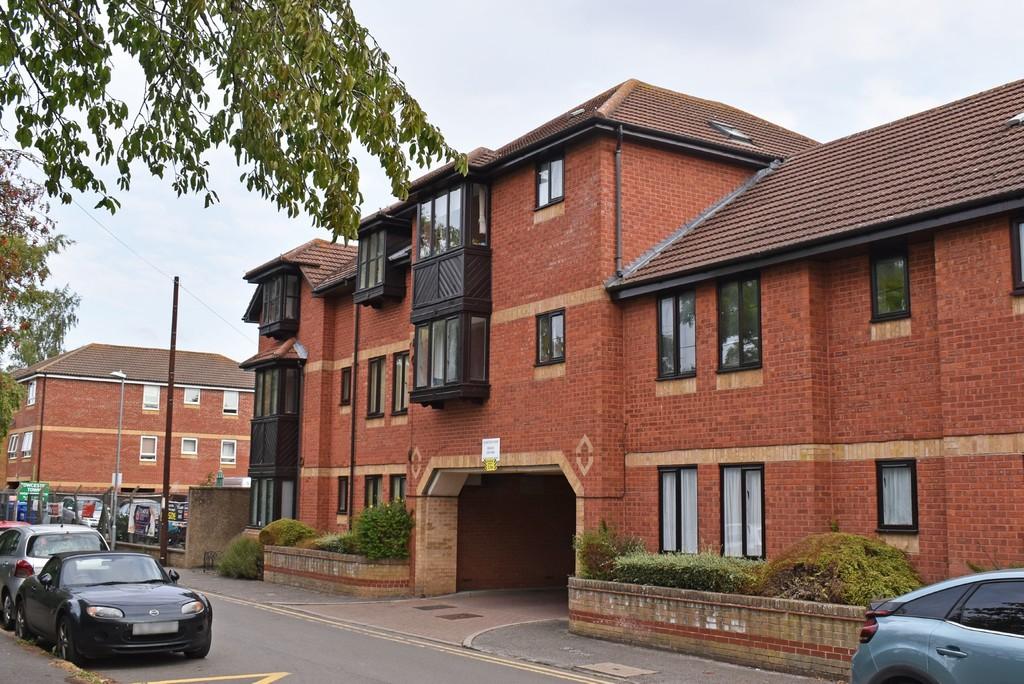 Islington Court, Towcester Studio £525 pcm (£121 pw)