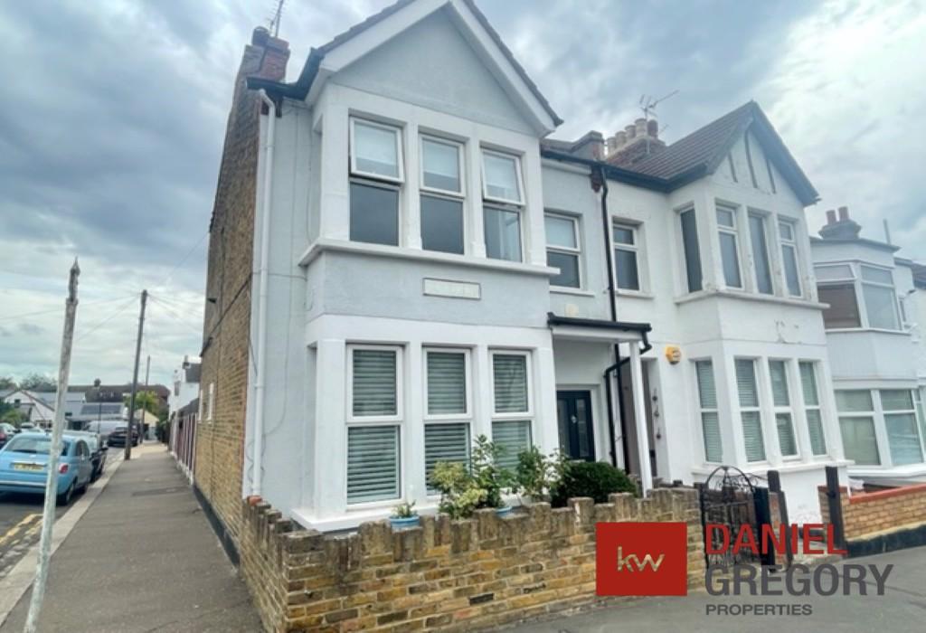 a Beach Avenue, LeighonSea, Essex 2 bed £995 pcm (£230 pw)