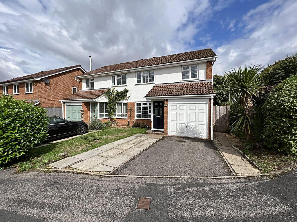 Sandpiper Way, Kempshott, Basingstoke... 3 bed semidetached house £