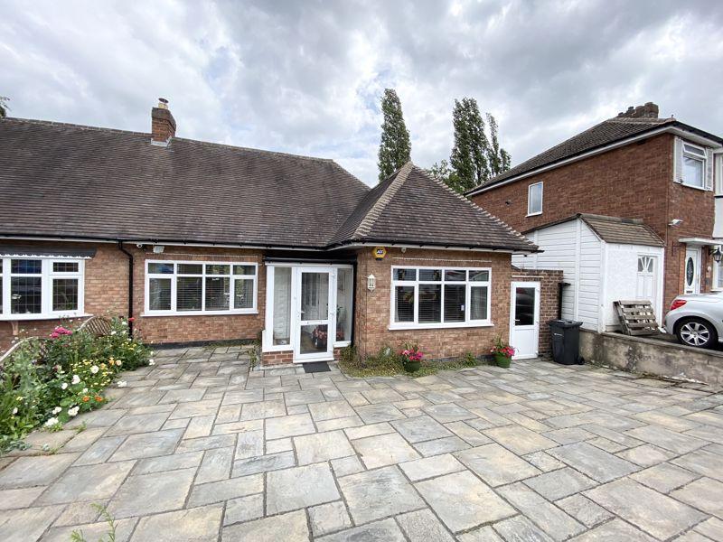 Harcourt Drive, Four Oaks, Sutton... 3 bed semidetached bungalow £