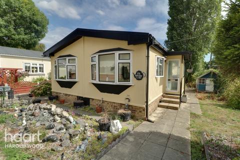 2 bedroom bungalow for sale - Meadow Close, Noak Hill