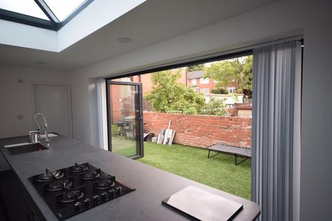 5 bedroom end of terrace house for sale - Manley Road, Rochdale