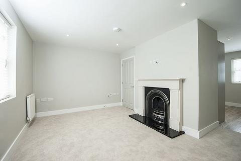 2 bedroom maisonette to rent, Esher Road, Hersham