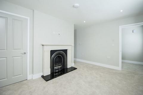 2 bedroom maisonette to rent, Esher Road, Hersham