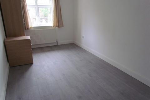 Studio to rent, Bedfont Close, Feltham